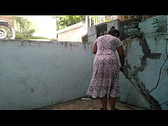  - mujer de edad mayor mientras hace oficio en la casa, la interrumpe joven lesbiana con ganas de follarle el coño con su boca