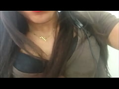  - Transexual delgada y sexy se hace la paja