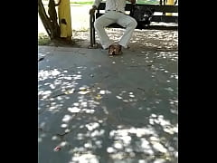  - señor muestra el bulto en la plaza