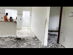  - Parei na construção pra fazer xixi quando percebo vejo um cara gostoso dei minha buceta pra ele no pelo