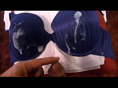  - Punhetando e Gozando no sutia azul 38D