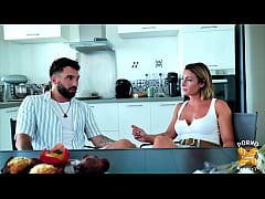  - Pam, blonde aux gros seins, se fait tartiner comme elle voulait