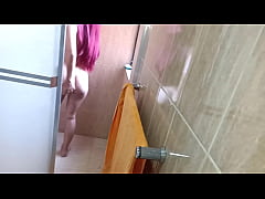  - Mi hermanastra  esta en la ducha y la observo a escondida hasta poder cogérmela  tengo sexo con mi hermanastra  de tetas grande bella culiada con mi morra hermanastra