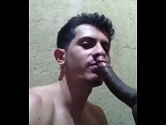  - Mamando vários novinhos pauzudos e ganhando leite na boca