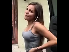 - Rica jovencita bailando