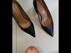  - Querem vídeo usando salto alto, com consolo grosso no cuzinho igual putinha e gozando nos sapatos da namorada? Deixe seu comentário!!!