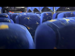  - Se la chupo a un pasajero desconocido en un bus real y se corre en mi boca