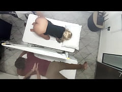  - Masaje en Pareja quedo Grabado Cuando la Hermosa Esposa es Follada por el Masajista al lado de su Marido Cornudo NTR JAV