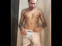  - Novinho do pau grosso, batendo punheta no chuveiro banho