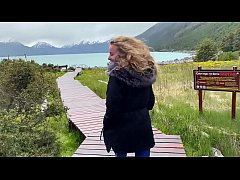  - J’ai envie de baiser alors mon homme m’attrape en face d’un glacier pendant une visite