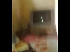  - Amigo batendo e chamando o nome o nome dela