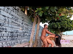  - Quando bate o tesão pós festa, rola aquela transa gostosa em público com o Negão