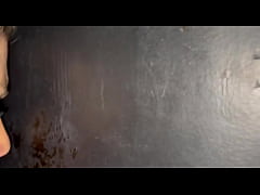  - Convidei as amigas para chupar rola comigo no gloryhole
