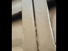  - Gemendo é o esposo ouvindo tudo do lado de fora