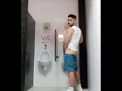  - Safadeza no banheiro da academia