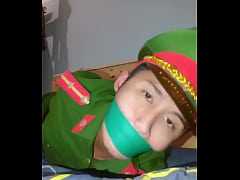  - Bắt cóc anh cảnh sát Việt Nam làm nô lệ