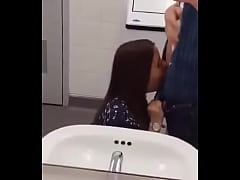  - Novinha pagando boquete gostoso no banheiro público