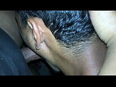  - Travesti coloca novinho pra mamar seu pau e depois mama os amigos dele no meio da rua