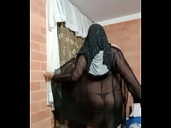  - La bella Liseth en ropa interior negra, masturba su pene
