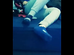  - Hetero curioso acepta jugar y se calienta