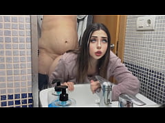  - Cómo me follan en el baño, que delicioso