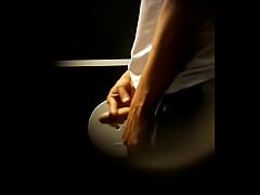  - Boy mijando e ficando de pau duro