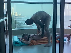  - Sur un balcon à Carthagene, une jeune étudiante se fait remplir son jolie petit cul !