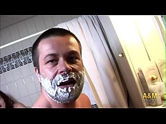  - Confinada en casa con mi novio y su amigo, me rasuro el "chichi" de aburrimiento y me los repaso a los dos !!