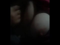  - Mi prima me mandó por error un vídeo de sus tetas