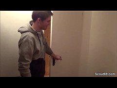  - Stief-Sohn erwischt Mutter und Tante und bekommt ersten Fick