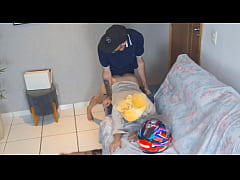  - Casada se exibe para entregador só de calcinha!