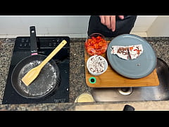  - Gozando gostoso depois de cozinhar!