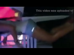  - Perrita baila desnuda y mojadita muestra la vagina