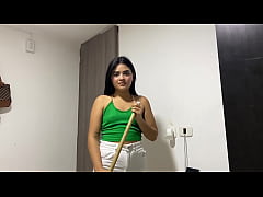  - Le ofrezco dinero a mi sirvienta por desnudarse y hacer lo que le pida