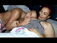  - Le chupo las tetas a mi madrastra