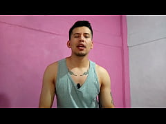  - El Plomero me folla en el patio de mi casa con su vergota curva !