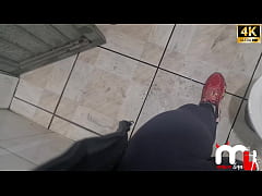  - Enquanto meu marido lavava o carro fui até a conveniência do posto, conheci um novinho lindo e fui transar no banheiro do posto.