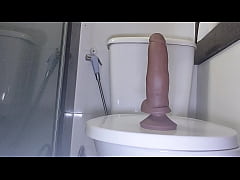  - Estava com tanto tesão que acabei sentando nessa piroca grossa até arrombar minha bucetinha