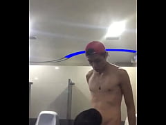 Sexo oral gay en baños de Cinépolis, desnudo total!