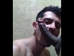  - Mamei a pica do meu amigo pauzudo até ele gozar, GOZOU TANTO que até eu me assustei