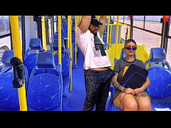  - acochei a minha vizinha ninfeta vindo da escola dentro do ônibus público safada não conseguiu resistir e caiu d boca na minha rola ali mesmo( completo no sheer e red)