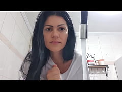 - FAXINEIRA LAVA LOUÇAS COM SEIOS DE FORA ..