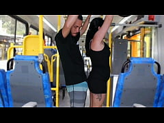  - ABSURDO EM PUBLICO NO ÔNIBUS Homem da esfrega o pau na morena ate gozar na sua bunda e vestido