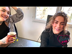  - Crystal et Manéa, deux coquines qui rent le sexe