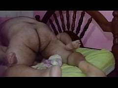  - MUJERCITA COGE CON SU CUÑADO EN LA CAMA MATRIMONIAL MIENTRAS EL MARIDO TRABAJA.