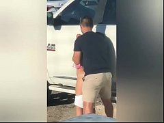  - Caiu na Net. Gostosa Sendo Flagrada dando pro Namorado Atrás do Carro