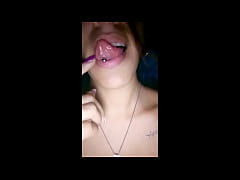  - Morocha putita disfruta jugando solita con su consolador