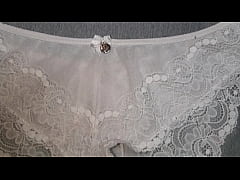  - Jugando con los calzones blancos de encaje de mi amiga la culona