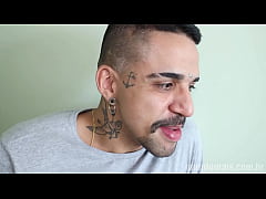  - dotadão tira a virgindade de uma cara novinho sem dó e ele adorou!