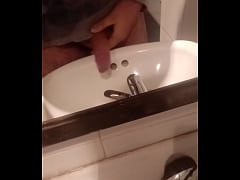  - Paja en el baño frente al espejo